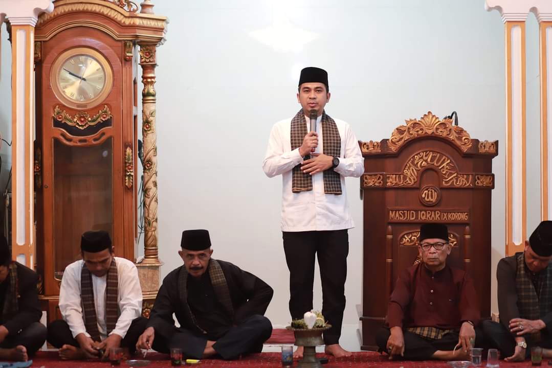 Wakil Wali Kota Solok Ramadhani Kirana Putra beri sambutan dalam  pertemuan panggung pidato Adat  di Masjid Iqrar Kelurahan IX Korong, Senin (04/03/24) malam
